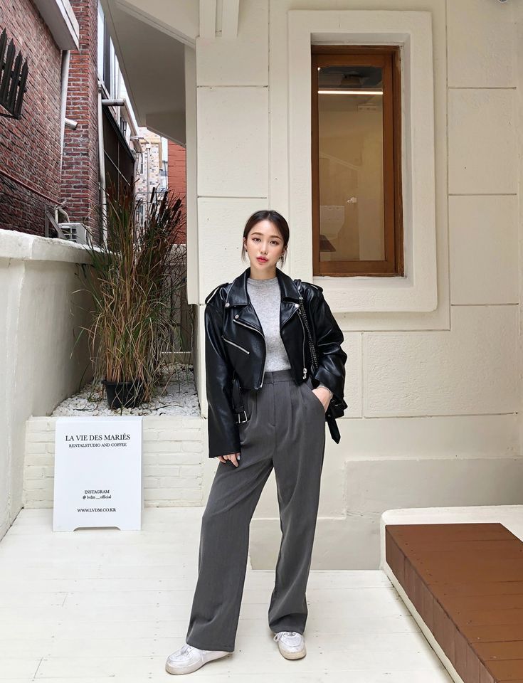 Những kiểu áo khoác ngắn sành điệu và trẻ trung đáng sắm cho mùa lạnh - Ảnh 10. Những kiểu áo khoác ngắn sành điệu và trẻ trung đáng sắm cho mùa lạnh - Ảnh 10.