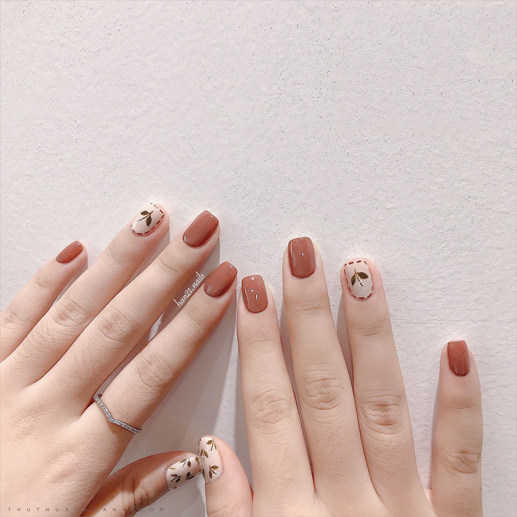 11 mẫu nail xinh xắn nhẹ nhàng, rất phù hợp để hội gái ngoan 'làm đỏm' dịp Tết - Ảnh 10. 11 mẫu nail xinh xắn nhẹ nhàng, rất phù hợp để hội gái ngoan 'làm đỏm' dịp Tết - Ảnh 10.